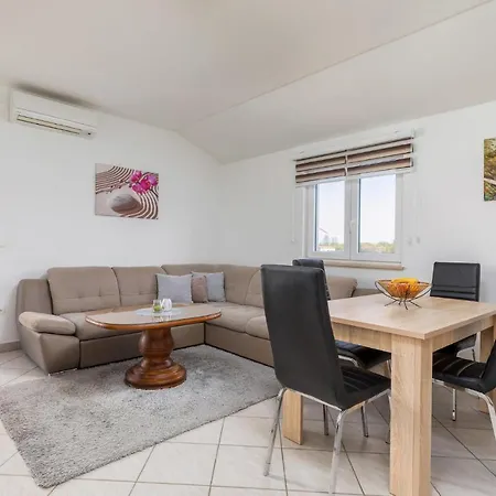 Lovely In With Kitchen Appartement *