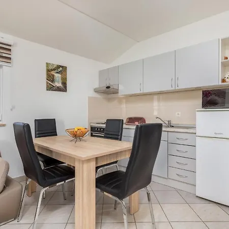Lovely In With Kitchen Appartement